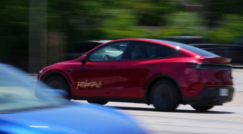 musk-yine-husrana-ugradi,-robotaxi-sinifta-kaldi:-hiz-sinirini-asti,-yanlis-seride-girdi
